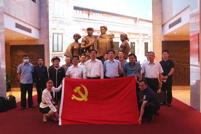 吓人!交房一年多,小区多处玻璃爆裂
